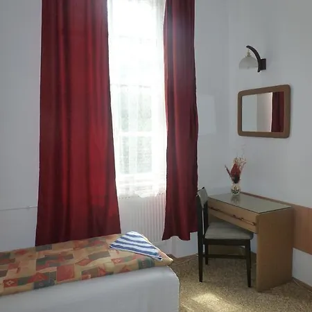 Hostel Tomori Pal Foiskola Kollegiuma *